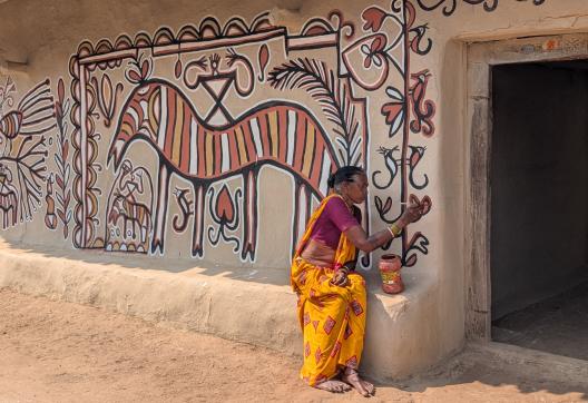 Randonnée vers une peinture murale sorhai réalisée par une femme au Jharkhand