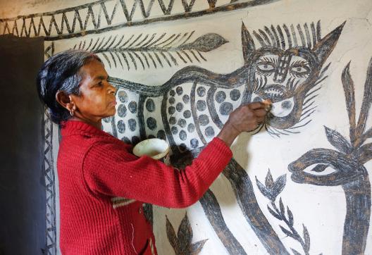 Rencontre avec une femme réalisant une peinture murale au Jharkhand