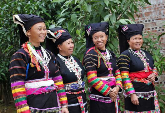 Randonnée vers des femmes yi noir au Guangxi occidental