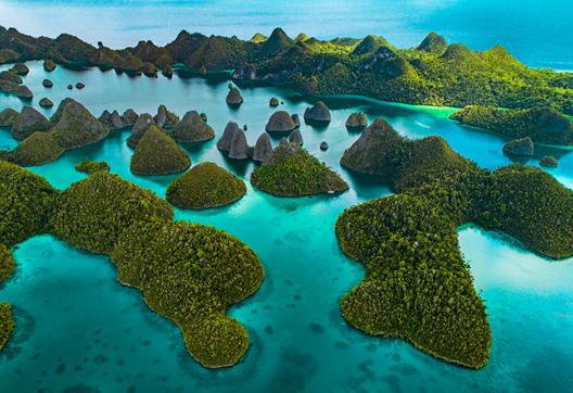 Navigation parmi les îles du côté de Wayag dans l'archipel de Raja Ampat