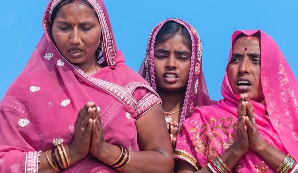 Prières pendant le pèlerinage de la Kumbh Mela à Allahabad en India