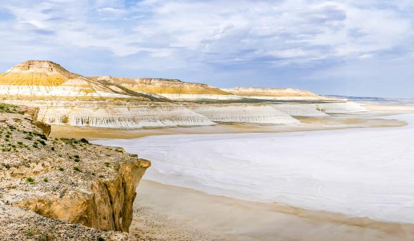 Randonnée vers le salar de Tuzbaïr au Kazakhstan