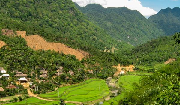 Randonnée dans une vallée montagnarde proche du Laos