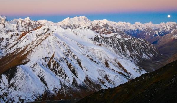 Ascension au lever du jour Mingli Sar au nord Pakistan