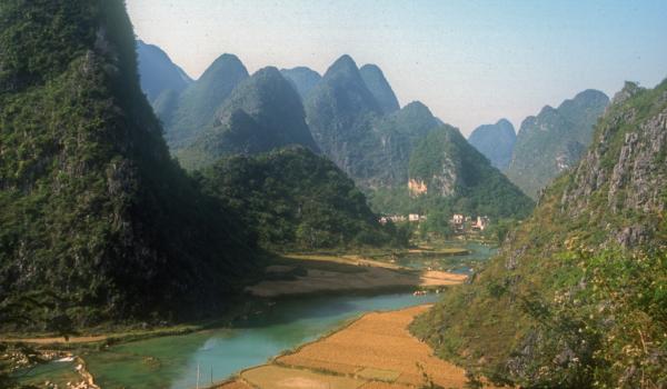 Randonnée à travers des paysages karstiques dans la province de Guangxi