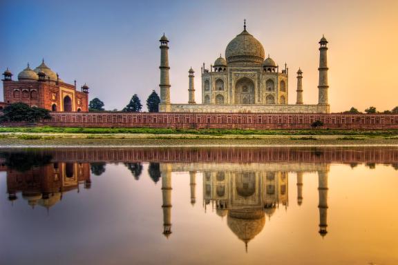 Le Taj Mahal vu depuis la rivière Yamuna à Agra en Inde
