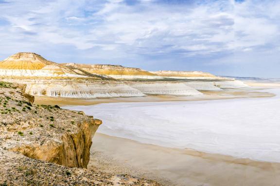 Randonnée vers le salar de Tuzbaïr au Kazakhstan