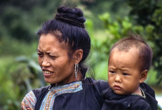 Rencontre avec une femme hmong et son enfant dans la région de Hang Kia