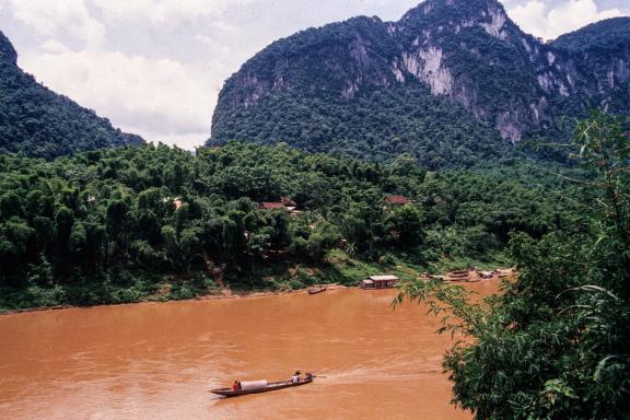 Traversée à vélo vers le fleuve Song Ma près de Mai Chau