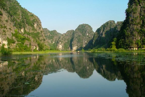 Navigation parmi les reliefs karstiques de la région de Tam Coc non loin de Ninh Binh