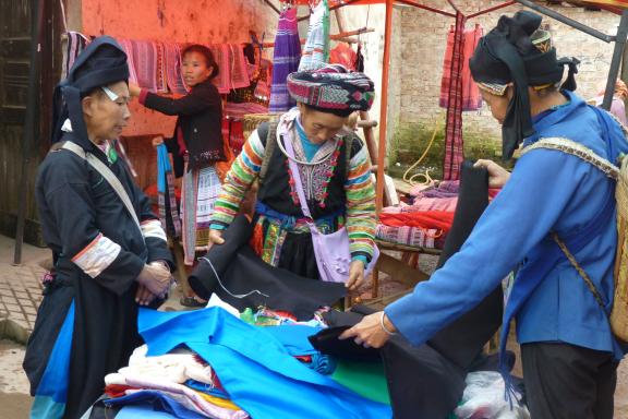 Rencontre de plusieurs peuples sur un marché du sud-est du Yunnan