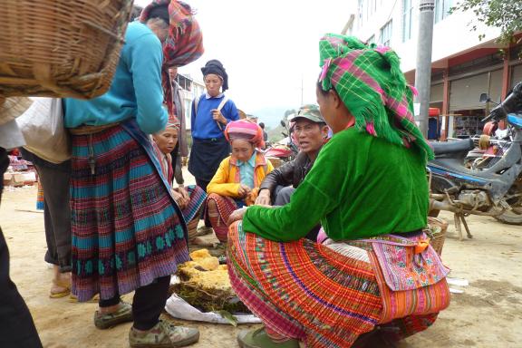 Trekking vers des femmes du peuple miao dans un marché du Yunnan oriental