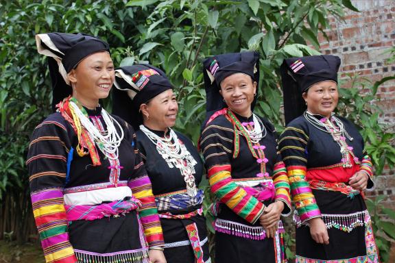 Randonnée vers des femmes yi noir au Guangxi occidental