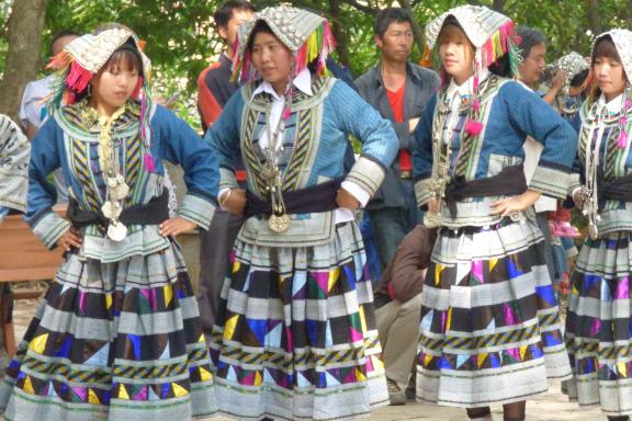 Trek vers des femmes du sous-groupe bai luo du peuple yi au Yunnan oriental