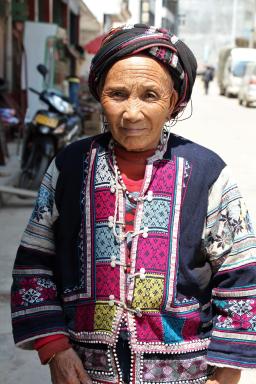 Rencontre avec une femme du peuple yi au marché de Tianpeng au sud-est du Yunnan