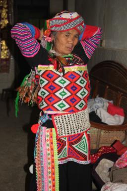 Trekking vers une femme yi en grand costume dans la région de Tianpeng