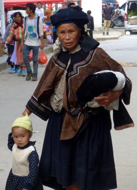 Voyage vers une femme du peuple yi sur un marché du sud-est du Yunnan