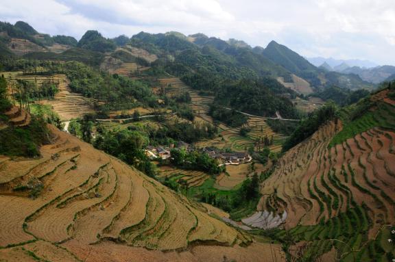 Trek à travers des paysages montagneux du sud-est du Yunnan