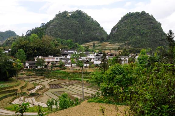 Voyage vers un village et reliefs karstiques au sud-est du Yunnan