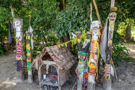 Trek vers des totems du peuple moken dans les îles Surin