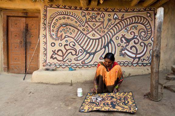 Rencontre avec une femme du Jharkhand peignant devant sa maison en Inde orientale