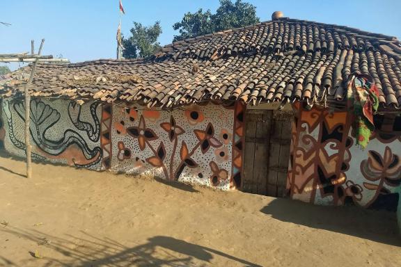 Trekking vers une maison décorée lors de la fête de Sorhai au Jharkhand