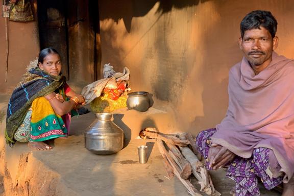 Rencontre de villageois devant leur maison en Inde orientale