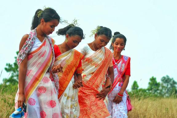 Randonnée vers des femmes d'une ethnie du Jharkhand en Inde orientale