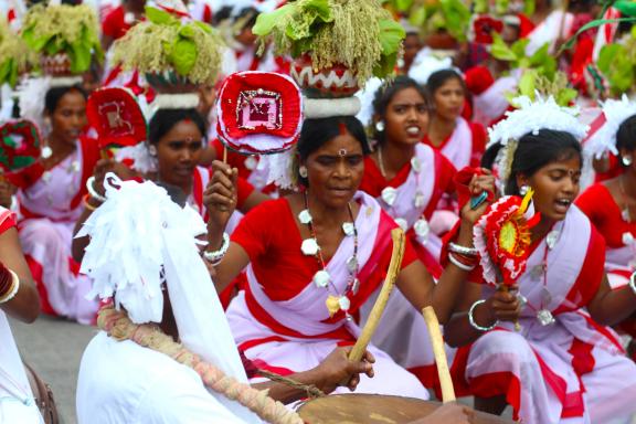 Rencontre de femmes réalisant une danse ethnique au Jharkhand