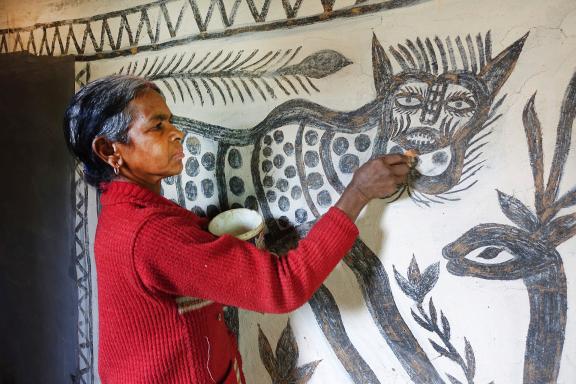 Rencontre avec une femme réalisant une peinture murale au Jharkhand