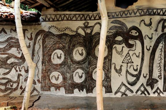 Randonnée vers la façade peinte d'une maison au Jharkhand en Inde orientale