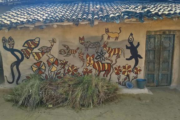 Trek vers une maison peinte lors d'une fête au Jharkhand