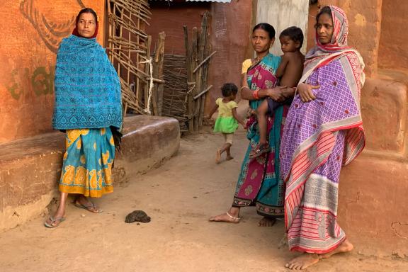 Rencontre avec des femmes d'une ethnie devant une maison en Inde orientale