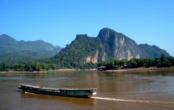 Navigation vers le confluent du Mékong et de la rivière Nam Ou en amont de Luang Prabang