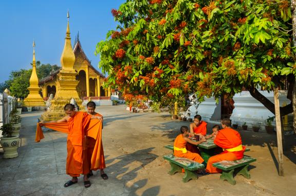 Rencontre de jeunes moines au temple de Vat Sene à Luang Prabang