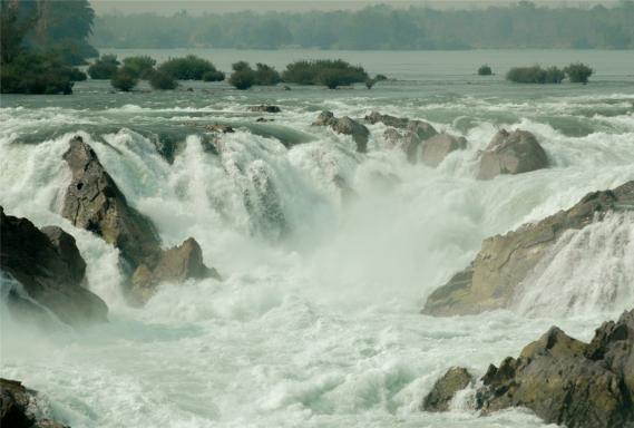 Découverte des vastes chutes du Mékong à la frontière avec le Cambodge