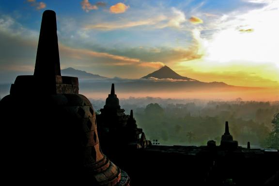 Voyage vers le temple de Borobudur devant le volcan Merapi dans la région de Yogyakarta