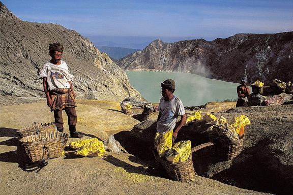 Voyage vers des porteurs de soufre du Kawah Ijen sur Java est