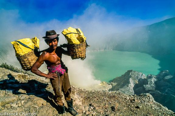 Rencontre avec un porteur de soufre sur le Kawah Ijen à l'est de Java