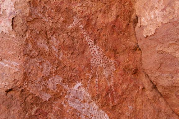 Voyage d'aventure avec une girafe en peinture rupestre dans la Tadrart