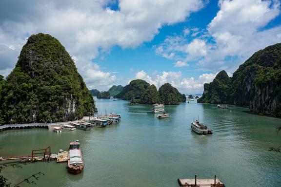 Navigation de Cat Ba vers la baie de Lan Ha dans la région d'Ha Long